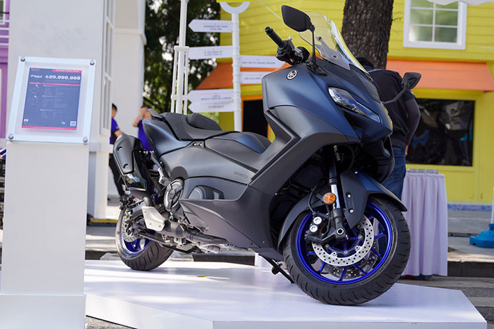 Yamaha Tmax 560 2022 được trang bị động cơ xy-lanh đôi, dung tích 560 phân khối, làm mát bằng dung dịch DOHC, bơm ra công suất tối đa 48 mã lực tại vòng tua máy 7.500 vòng tua/phút và mô-men xoắn cực đại 56 Nm tại 5.250 vòng tua/phút.