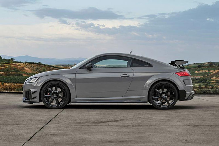 Phiên bản Iconic có thể tăng tốc 0-100 km/h trong 3,7 giây. Mức giá xe Audi TT RS Iconic Edition 2022 bán ra khởi điểm sẽ từ 100.000 USD (tương đương khoảng 2,4 tỷ đồng).