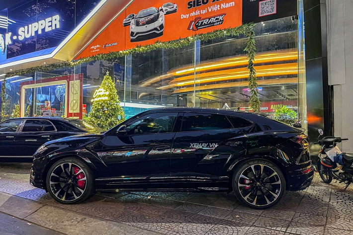 Đây là chiếc Urus màu đen thứ hai cập bến nước ta được mốt showroom tư nhân tại TP HCM đưa về, sau khi chiếc màu đen đầu tiên về nước từ đầu năm 2020 và thuộc sở hữu của thiếu gia siêu xe Dương Kon tại Hà Nội.