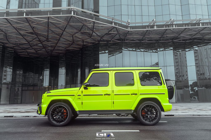 Đáng chú ý, chiếc Mercedes-AMG G63 này còn sở hữu gói độ Hofele. Tương tự Brabus, Hofele là cái tên khá nổi tiếng trong giới độ xe về những bộ bodykit dành riêng cho Mercedes.
