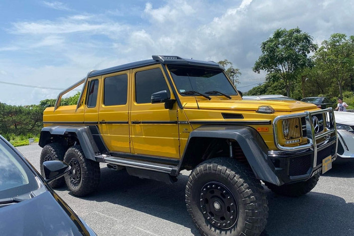 "Quái vật 6 bánh" Mercedes-Benz G63 AMG 6x6 có khả năng tăng tốc từ vị trí xuất phát lên 100 km/h trong thời gian 7,9 giây trước khi tốc độ tối đa đã bị giới hạn điện tử 161 km/h.