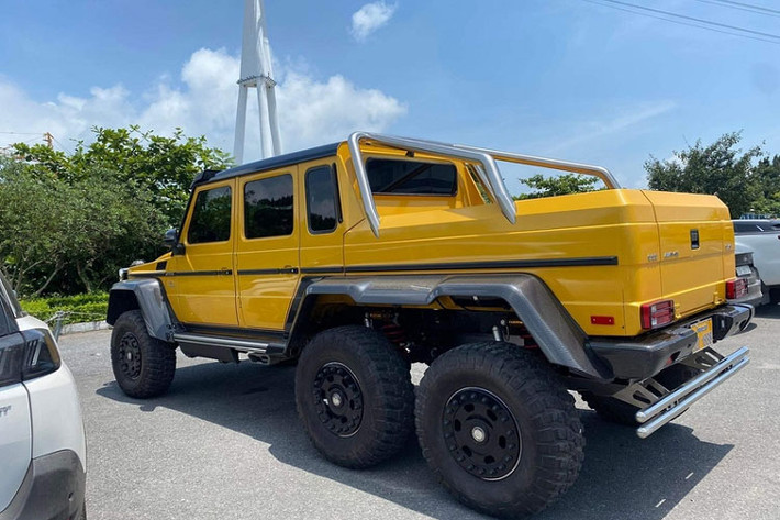 Mới đây, thông tin chiếc Mercedes-Benz G63 AMG 6x6 độc nhất Việt Nam đang được rao bán nhận được nhiều sự quan tâm. Hiện chiếc xe Mercedes-Benz G63 AMG 6x6 này được chào bán trên 1 triệu đô la (tương đương hơn 24 tỷ đồng) trên sàn xe cũ.