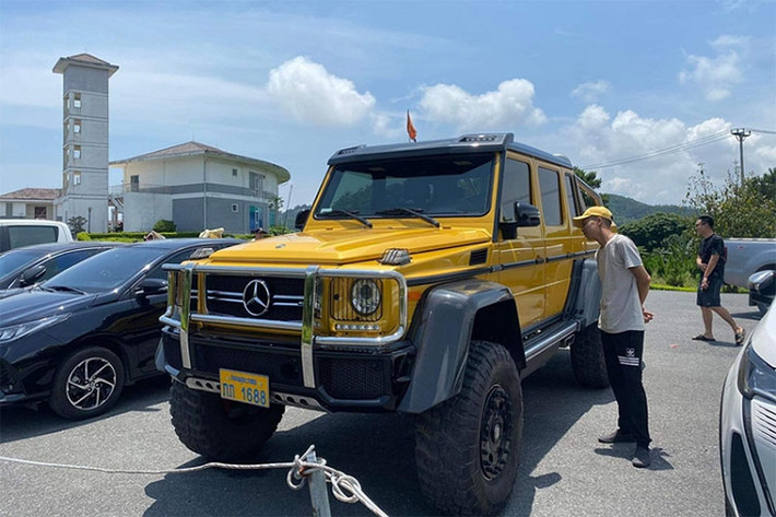 Được đưa về nước từ tháng 7/2019, "quái vật 6 chân" Mercedes-Benz G63 AMG 6x6 hàng khủng này thuộc sở hữu của một vị đại gia kín tiếng ở Hà Nội, xe được nhập khẩu nguyên chiếc từ Mỹ nhưng lại đeo biển số của nước bạn Lào.
