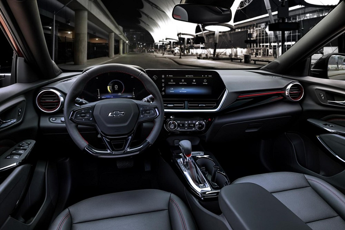Không chỉ có thiết kế ấn tượng hơn thế hệ cũ, Chevrolet Trax 2024 còn tăng đáng kể về kích thước. Theo đó, xe sở hữu chiều dài 4.537 mm, chiều rộng 1.823 mm, chiều cao 1.560 mm và chiều dài cơ sở 2.700 mm. So với thế hệ cũ, xe dài hơn 279 mm, thấp hơn 101 mm, rộng hơn 51 mm và chiều dài cơ sở tăng gần 152 mm. Nhờ đó, Chevrolet Trax 2024 được chuyển từ phân khúc SUV cỡ B lên cỡ C, cạnh tranh với Honda CR-V, Mazda CX-5 cũng như Hyundai Tucson. Ngoài ra, xe còn có chiều cao gầm 186 mm.