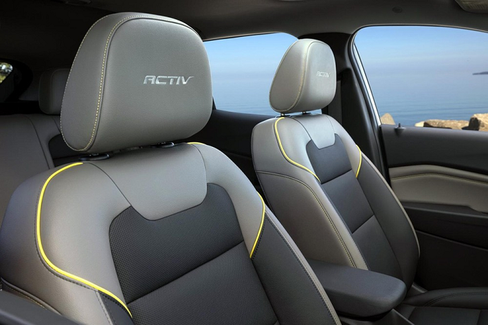 Tương tự ngoại thất, nội thất của Chevrolet Trax 2024 bản RS2 cũng có thiết kế thể thao hơn với vô lăng vát đáy và chỉ khâu màu đỏ tương phản. Trong khi đó, bản Activ đi kèm ghế Evotex với những điểm nhấn màu vàng. Chevrolet Trax 2024 được trang bị hệ thống hỗ trợ người lái nâng cao Chevrolet Safety Assist tiêu chuẩn.
