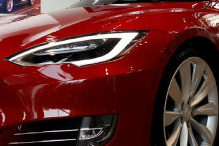 Robert Quattlebaum đã gọi cho phận dịch vụ khách hàng của Tesla và sau vài phút giải thích vấn đề, cung cấp thông tin và chờ đợi, anh đã có câu trả lời. Theo đó, chiếc xe của anh đã bị một nhân viên Tesla tại châu Âu nhập sai thông tin số VIN khi giao xe cho một khách hàng ở đó. Điều này đã cho phép vị khách hàng đó kiểm soát một số tính năng quan trọng trên chiếc Model 3 của Robert thông qua ứng dụng của Tesla.