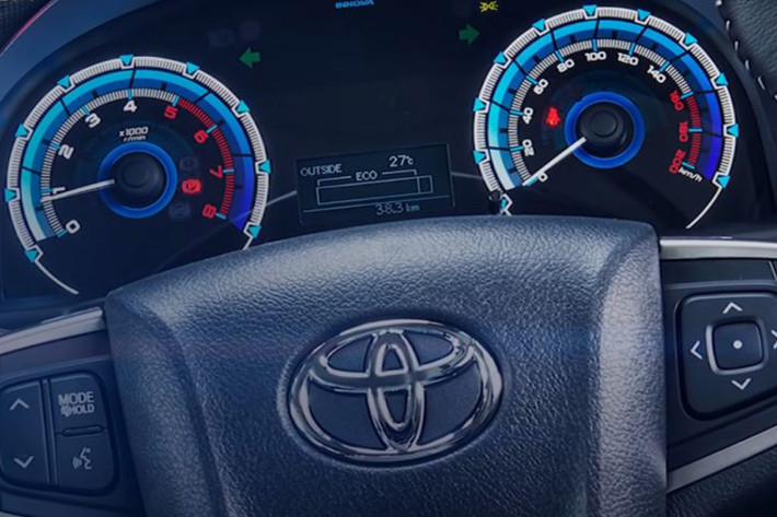Theo những công bố trước đó, nội thất của chiếc xe MPV Toyota Innova EV chạy điện cũng có một số thay đổi. Xe được trang bị cụm đồng hồ riêng nhưng vẫn có đồng hồ vòng tua máy dù dùng động cơ điện.