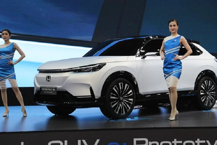 Tại Triển lãm Ô tô Quốc tế Thái Lan (Thailand International Motor Expo 2022) đang diễn ra, Honda Thái Lan đã bất ngờ mang đến chiếc SUV e: Prototype. Mẫu xe này là bản toàn cầu của 2 chiếc concept e:NS1 và e:NP1 từng ra mắt tại Trung Quốc. Nó cũng chính là hình mẫu của dòng Honda HR-V thế hệ thứ 3 chạy điện hoàn toàn mới.