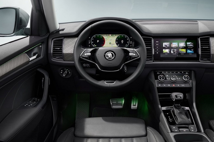 Mẫu xe SUV Skoda Kodiaq khá được ưa chuộng tại thị trường Châu Âu kể từ khi ra mắt vào năm 2016, với doanh số luôn nằm ở mức cao. Trước đó, vào năm 2021, mẫu xe này đã từng ra mắt phiên bản nâng cấp tại thị trường Anh Quốc. Nếu về Việt Nam, đây sẽ là sản phẩm mới nhất của dòng xe này cạnh tranh với Hyundai SantaFe, KIA Sorento, Mazda CX-8, Peugeot 5008 cùng phân khúc.