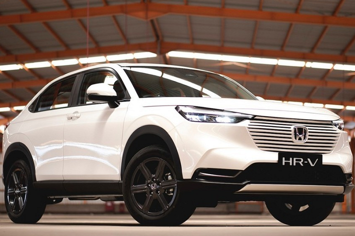 Honda HR-V thế hệ mới đã lần đầu tiên ra mắt thị trường Việt Nam vào hồi tháng 6 năm nay với 2 phiên bản là RS và L. Với giá bán từ 826 - 871 triệu đồng cho 2 phiên bản, Honda HR-V hiện là một trong những mẫu xe đắt nhất phân khúc SUV cỡ B, chỉ thua Toyota Corolla Cross.
