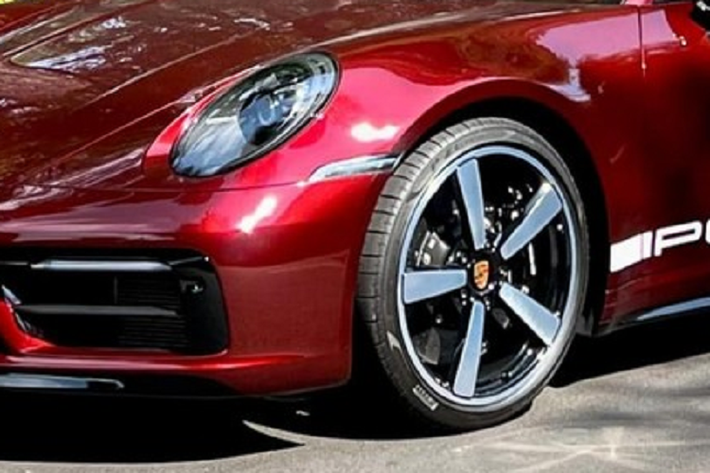 Trước đó, bảng giá xe Porsche 911 chính hãng được công bố, phiên bản 911 Targa 4S Heritage Design có giá khởi điểm 11,59 tỷ đồng tại Việt Nam, mức giá này chưa bao gồm các tuỳ chọn thêm của khách hàng khi có nhu cầu đặt riêng.