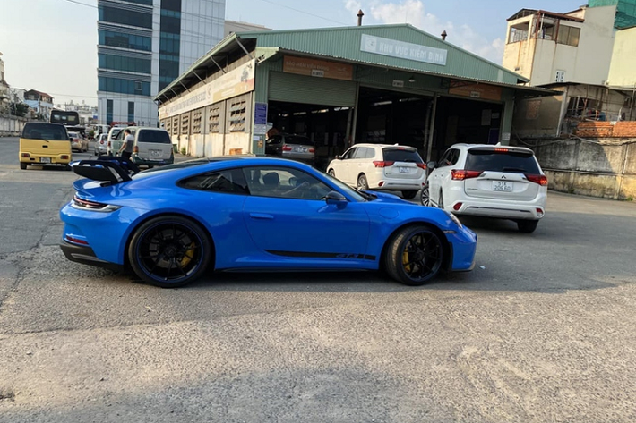 Được biết, chiếc Porsche 911 GT3 2022 của doanh nhân Nguyễn Quốc Cường được mang về nước theo diện nhập khẩu tư nhân. Hiện chưa rõ vị đại gia phố núi phải chi bao nhiêu tiền để sở hữu siêu phẩm này, nhưng có lẽ con số đó không dưới 16 tỷ đồng.