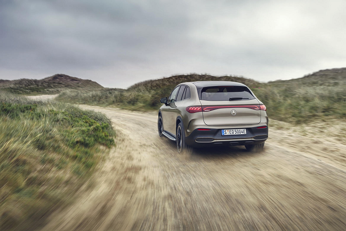 Mức giá xe Mercedes-Benz EQE SUV sẽ được công bố ngay sau khi xuất xưởng từ nhà máy Tuscaloosa, Alabama (Mỹ) vào tháng 12/2022. Những bộ pin dùng cho xe cũng ra đời gần đó, ở nhà máy tại Bibb County nên đảm bảo cho EQE SUV có đủ điều kiện được hưởng mức hỗ trợ tín dụng thuế theo đạo luật Giảm thiểu Lạm phát.