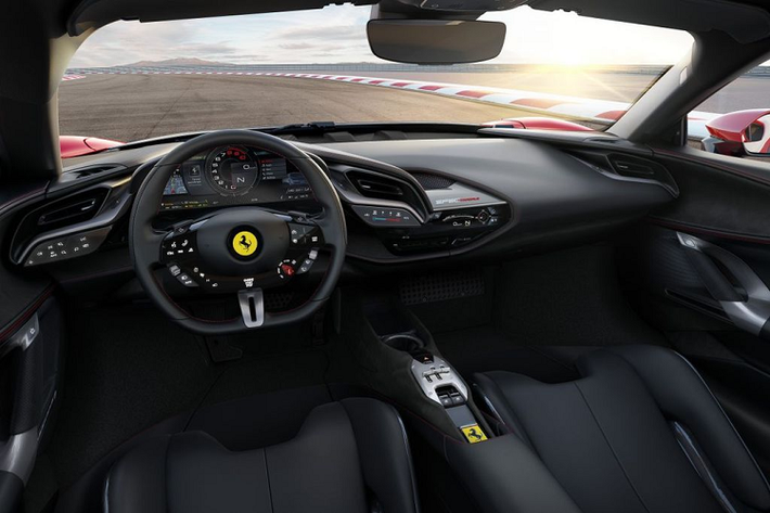 Đặc biệt, với việc sở hữu gam màu xanh dương ở phần ngoại thất, siêu phẩm Ferrari SF90 Spider của doanh nhân 8x này cũng sẽ trở thành chiếc SF90 Spider duy nhất tại Việt Nam có tuỳ chọn màu sơn này. Được biết, siêu phẩm Ferrari SF90 Spider của Cường Đô la sở hữu khá nhiều tuỳ chọn do chính anh yêu cầu. Chính vì vậy, mãi đến nay anh mới được bàn giao xe.