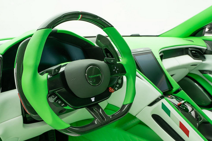 Thay cho nắp capo nguyên bản, hãng độ Mansory đã thay thế nắp capo mới được chế tác hoàn toàn bằng vật liệu carbon, phần giữa nắp capo được để lộ phần bề mặt carbon trần với lớp hoàn thiện bóng.