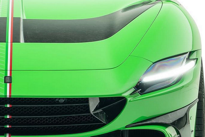 Về nội thất, chiếc xe độ được bọc với da tông màu xanh lá cây và trắng, logo Ferrari ở vô lăng được thay thế bằng logo của hãng độ Mansory, phần bậc cửa nguyên bản của xe đã được đính tấm ốp được làm bằng vật liệu carbon. Hãng độ cũng trang bị thêm cho xe bộ thảm sàn độ với logo Mansory màu đỏ ăn nhập với những chi tiết còn lại trong nội thất.