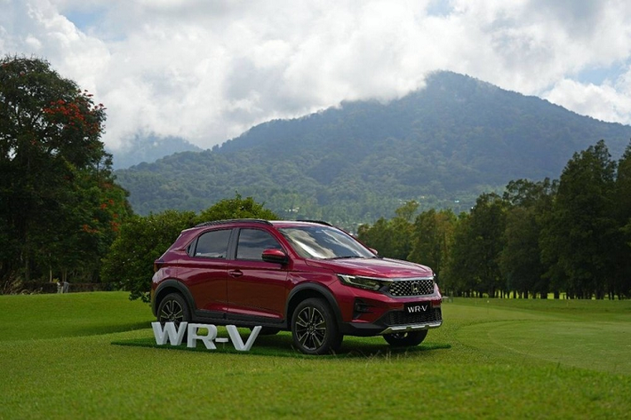 Đến ngày 10/12, những chiếc xe SUV Honda WR-V 2023 đã bắt đầu được giao đến các đại lý tại đất nước vạn đảo. Theo hãng Honda, tính đến ngày 18/12/2022, đã có 2.580 người đặt mua mẫu SUV hạng A này.