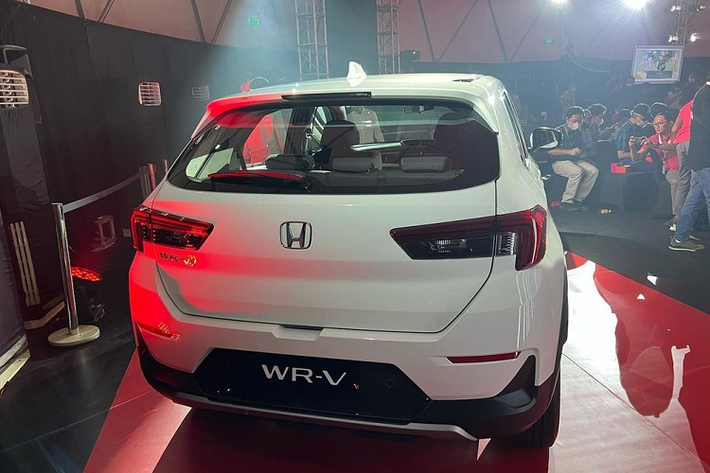 Nhờ đó, mẫu SUV hạng A này có những tính năng an toàn hấp dẫn hơn như phanh giảm thiểu va chạm CMBS, hỗ trợ giữ làn đường LKAS, giảm thiểu lệch làn đường RDM, đèn pha tự động, hệ thống kiểm soát hành trình thích ứng và cảnh báo khi phương tiện phía trước khởi hành.