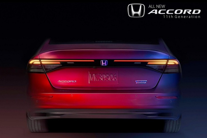 Thiết kế đèn hậu này khiến người ta liên tưởng đến Hyundai Grandeur thế hệ cũ. Phía trên đèn hậu xuất hiện cánh gió nhỏ tích hợp vào nắp cốp trong khi bên dưới là cản sau khá đơn giản với 2 đèn phản quang nằm ngang và ống xả được giấu kín gọn gàng. Ở thị trường Mỹ, Honda Accord 2023 sẽ được chia thành các phiên bản là LX, EX, Sport, EX-L, Sport-L và Touring.