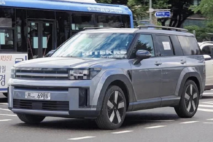 Theo đó, qua những lần bị bắt gặp chạy thử nghiệm cho thấy, Hyundai SantaFe 2024 mới có ngoại hình lột xác hoàn toàn toàn. Xe sở hữu thiết kế vuông vức, góc cạnh nam tính giống Land Rover Defender, Ford Bronco hay gần gũi hơn là Kia Mohave cũng thuộc tập đoàn Hàn Quốc.