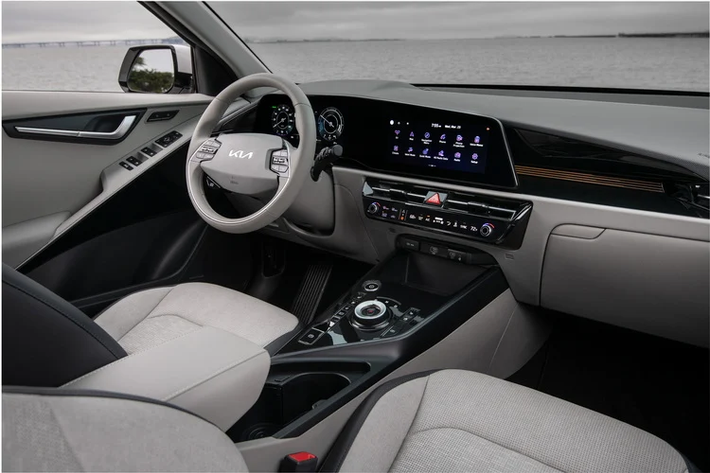 Kia cũng trang bị một loạt những công nghệ hiện đại cho mẫu xe này với bộ ADAS tiêu chuẩn, nó bao gồm điều khiển hành trình thông minh dựa trên điều hướng, Hệ thống hỗ trợ đỗ xe thông minh từ xa với Hỗ trợ lái xe đường cao tốc II và hỗ trợ công nghệ AI (có trên phiên bản cao cấp), phanh tự động phía sau.