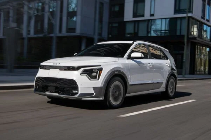 Cụ thể, ở thế hệ mới nhất Kia đang cung cấp Niro EV 2023 với 2 phiên bản là Wind có giá bắt đầu từ 39.450 USD (khoảng 980 triệu đồng) và phiên bản Wave có giá bắt đầu từ 44.450 USD (khoảng 1,1 tỷ đồng).