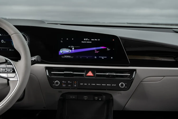 Ngoài ra mẫu xe này cũng có thêm gói tùy chọn sưởi ở ghế sau. Niro EV Wave còn sở hữu bộ biến tần theo xe (V2L) cho phép nó cung cấp năng lượng cho các thiết bị điện tử hoặc thậm chí là các loại xe điện khác.