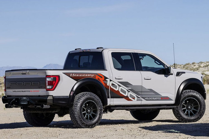 Ở trạng thái nguyên bản của Ford, chiếc F-150 Raptor R đã rất mạnh mẽ khi trang bị động cơ V8 5.2 lít siêu nạp mượn từ Shelby GT500, có khả năng sản sinh công suất 700 mã lực và mô-men xoắn 867 Nm.