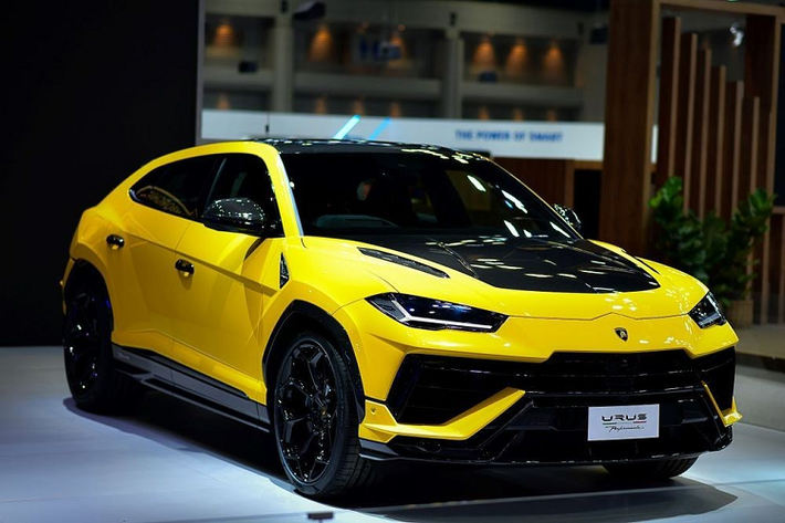 Trong triển lãm Motor Expo 2022 diễn ra tại Thái Lan, hãng Lamborghini đã chính thức giới thiệu siêu xe Urus Performante với khu vực Đông Nam Á. Ở thị trường Thái Lan, giá xe Lamborghini Urus Performante bán ra từ 25,49 triệu Baht (khoảng 17,7 tỷ đồng).
