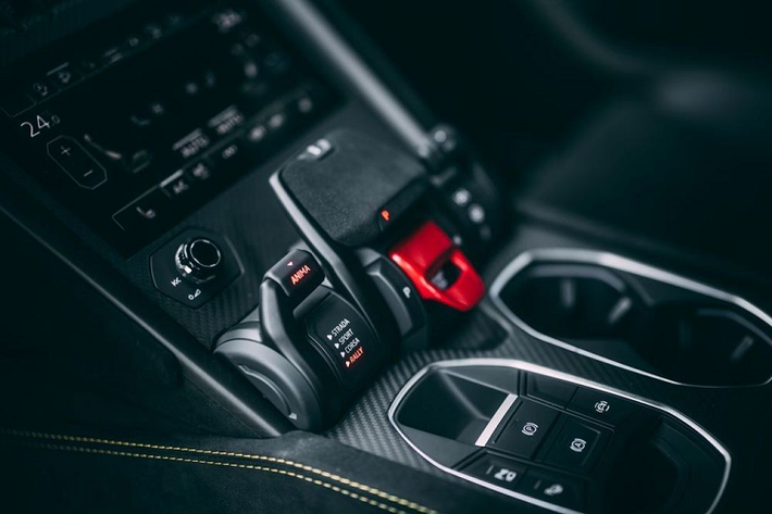Như vậy, so với Lamborghini Urus thông thường, xe mạnh hơn 16 mã lực. Nhờ đó, Lamborghini Urus Performante có thể tăng tốc từ 0-100 km/h trong thời gian 3,3 giây và đạt vận tốc tối đa 306 km/h. Bên cạnh đó là 4 chế độ lái, bao gồm Strada (đường phố), Sport (thể thao), Corsa (đường đua) và Rally (chạy offroad).
