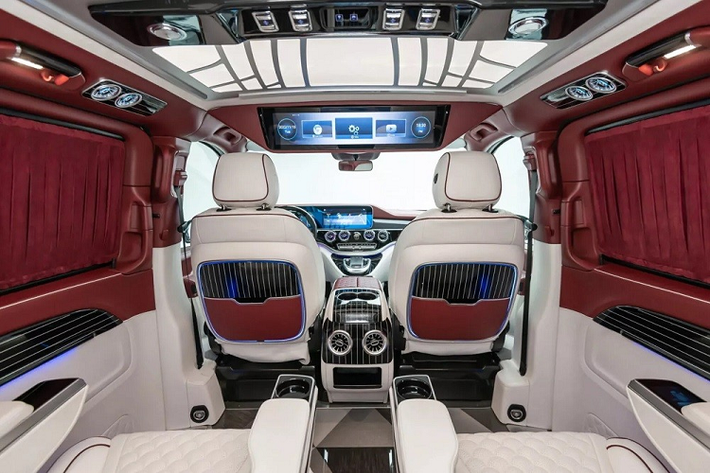 Trong khi đó, cản sau được bổ sung 4 đầu ống xả giả mạ crôm tương tự nhiều mẫu xe Mercedes-Benz đang bán trên thị trường. Trên cửa cốp còn có thêm logo và tem chữ nổi "Maybach". Tương tự ngoại thất, nội thất của chiếc Mercedes-Benz Metris cũng được "dọn lại". Không gian nội thất rộng rãi của xe được bọc bằng chất liệu da màu trắng giống sơn ngoại thất. Bên cạnh đó là những khu vực được bọc da màu đỏ tương phản.
