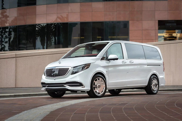 Chủ nhân của chiếc xe van này đã lắp bộ body kit giống với Mercedes-Maybach S-Class và Mercedes-Maybach GLS lên xe. Có thể thấy rõ điều này qua thiết kế đầu xe với lưới tản nhiệt đi kèm các nan mạ crôm nằm dọc và logo Maybach trên nắp ca-pô.