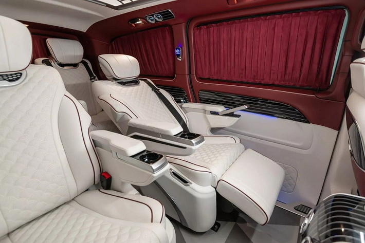 Những trang bị đáng chú ý còn lại của xe bao gồm hệ thống đèn trần, thảm sàn sang trọng, rèm cửa chỉnh điện, điều hòa tự động 2 vùng, camera 360 độ quan sát toàn cảnh... Màn hình cỡ lớn lắp trên trần để phục vụ hàng ghế sau