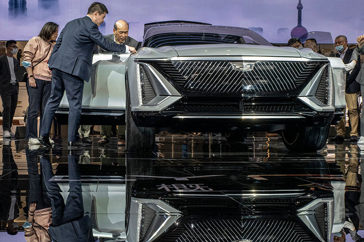 Cadillac Lyriq chạy điện cuối cùng cũng đã gia nhập thị trường Mỹ khi thương hiệu này chính thức xác nhận 36 đơn giao hàng đầu tiên trong Quý 3 năm 2022. Đó là một tin tốt cho thị trường xe điện và tín hiệu rất tốt cho chính hãng xe Cadillac, vì nó tạo ra một cơ hội tăng trưởng rất lớn.