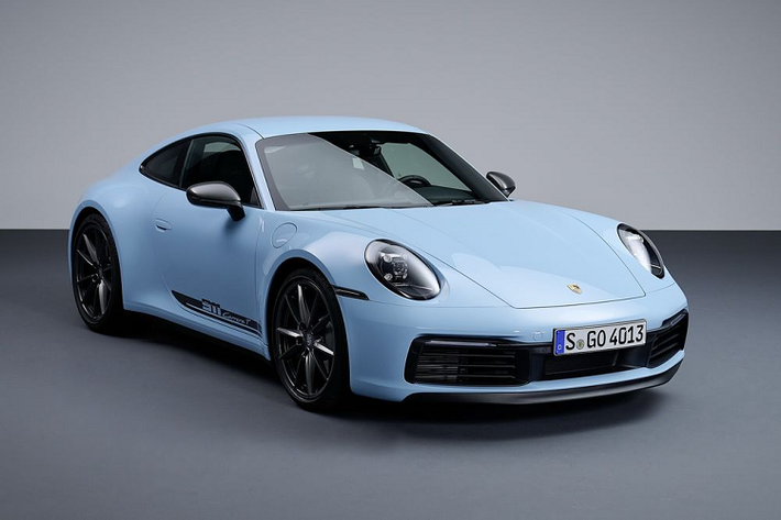 Dù sở hữu khối động cơ không quá mạnh mẽ tuy nhiên 911 Carrera T lại nhận được hệ thống treo thể thao Porsche Active Suspension (PASM), chiều cao xe thấp hơn 10 mm so với Carrera tiêu chuẩn. Phiên bản T cũng có một số trang bị từ Carrera S như bộ vi sai chống trượt, hệ thống đo mô-men xoắn, gói Chrono thể thao và hệ thống lái cầu sau.