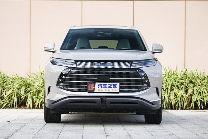 BYD hiện là một trong những hãng sản xuất xe "xanh" hàng đầu thế giới. Vào hồi tháng 4 năm nay, BYD đã tuyên bố dừng bán xe xăng truyền thống và chỉ tập trung vào ô tô điện cũng như xe hybrid. Giữ đúng lời hứa, mới đây, BYD đã tung ra thêm một mẫu SUV dùng hệ truyền động plug-in hybrid (PHEV) nữa mang tên BYD Frigate 07 2023 mới.