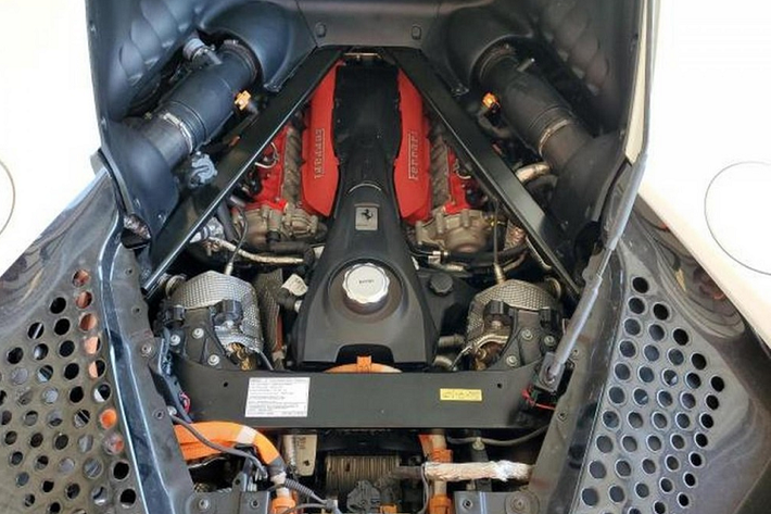 Đặc biệt là chiếc Ferrari SF90 Stradale này là một xe hybrid đã trải qua thiệt hại do lũ lụt nên bạn cần phải cân nhắc thật kỹ mặc dù các nhà sản xuất ô tô rất nỗ lực để làm cho hệ thống pin của họ an toàn trong trường hợp bị nước làm hỏng, nhưng tôi không tưởng tượng rằng các bộ phận điện sẽ giúp việc sửa chữa SF90 này dễ dàng hơn .