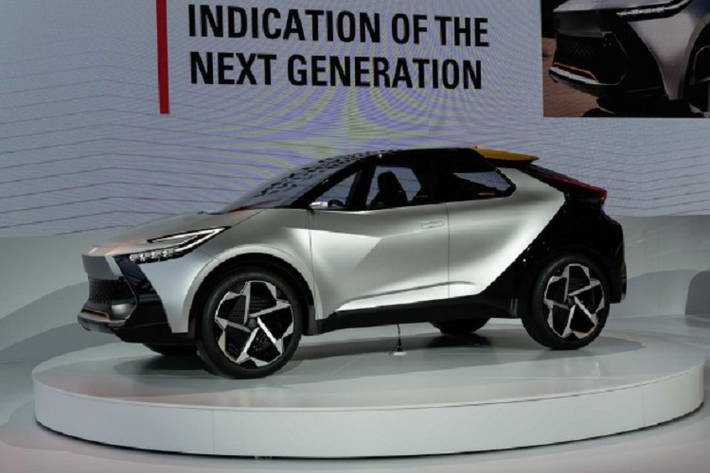 Chiếc xe SUV Toyota C-HR Prologue 2023 được áp dụng phong cách thiết kế táo bạo, hiện đại. Phần đầu xe hầm hố lấy cảm hứng từ loài cá mập đầu búa. Xe được trang bị cụm đèn pha thanh mảnh, nối liền với dải đèn LED định vị hình móc câu độc đáo.