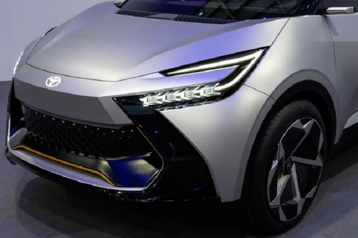 Toyota C-HR Prologue được thiết kế khá độc đáo với 3 màu ngoại thất: bạc, vàng và đen bóng phối hợp cùng nhau. Hiện tại, hãng xe của đất nước mặt trời mọc vẫn chưa công bố hình ảnh nội thất và hệ truyền động của xe. Chỉ biết rằng, khoang nội thất của xe sẽ rộng rãi, thoải mái và nhiều trang bị hiện đại hơn thế hệ trước.