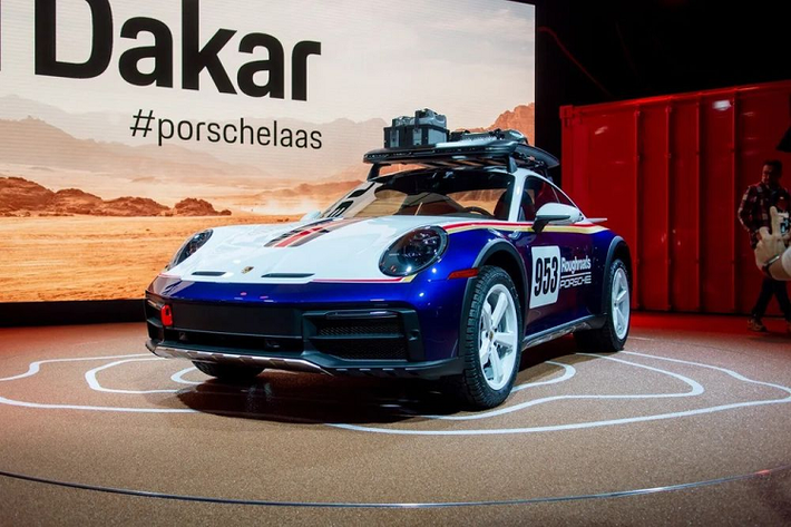 Porsche 911 Dakar 2023 mới được phát triển dựa trên nền tảng của 911 Carrera tiêu chuẩn nhưng được nâng cấp để di chuyển trên nhiều dạng địa hình đặc thù.
