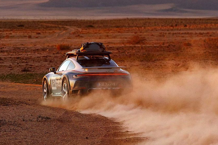 Khi bật chế độ Rallye, phần lớn lực kéo sẽ truyền đến trục sau, đồng thời khoảng sáng gầm được nâng lên giúp xe dễ dàng vượt qua những đoạn đường gồ ghề. Porsche 911 Dakar được trang bị tiêu chuẩn cánh lướt gió carbon, giúp tăng lực ép xuống mặt đường.