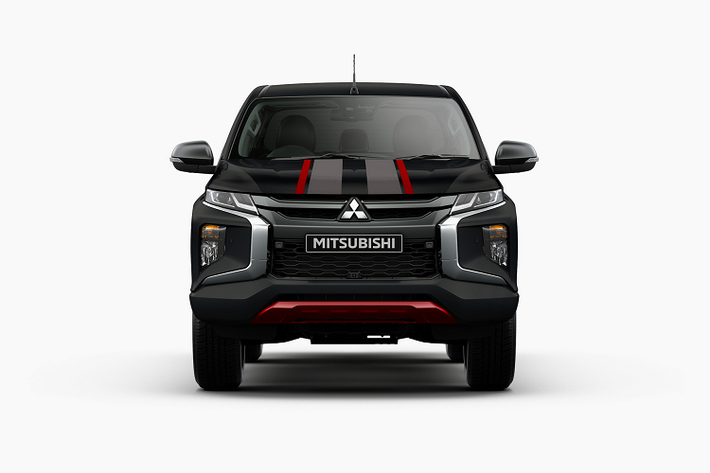 Với đợt nâng cấp mới nhất lần này, Mitsubishi đã loại bỏ phiên bản động cơ xăng, chỉ để lại duy nhất một động cơ cho toàn bộ dải sản phẩm Triton tại đây là máy dầu tăng áp 2.4L, với thông số công suất 178 mã lực và mô-men xoắn 430 Nm.