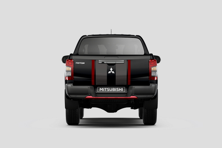 Màn hình 7 inch cũng trở thành trang bị tiêu chuẩn cho Mitsubishi Triton kể từ đời 2023 dành cho các cấu hình thấp hơn là GLX-R và GLS. Trước đây, Australia là một trong những thị trường hiếm hoi vẫn còn có lựa chọn Triton dùng động cơ xăng 2.4L, tuy nhiên hiện tại đã thay đổi.