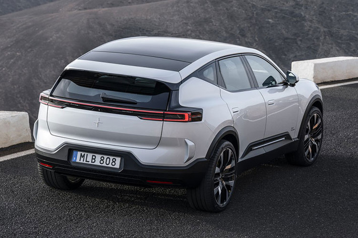 Hệ truyền động của Polestar 3 bao gồm 2 mô tơ điện được đặt ở trục trước và trục sau, tổng công suất 489 mã lực và mô-men xoắn 840 Nm. Với sức mạnh này, xe chỉ mất 4,9 giây để hoàn thành cú chạy nước rút 0-96 km/h.
