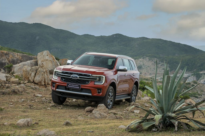 Ford Everest 2023 Thế Hệ Mới được ra mắt tại Việt Nam vào tháng 7/2022 và ngay lập tức nhận được sự yêu mến, tin tưởng lựa chọn từ người tiêu dùng nhờ sự cải tiến vượt trội về thiết kế nội ngoại thất, khả năng vận hành mạnh mẽ và các công nghệ an toàn, thông minh dẫn đầu trong phân khúc.