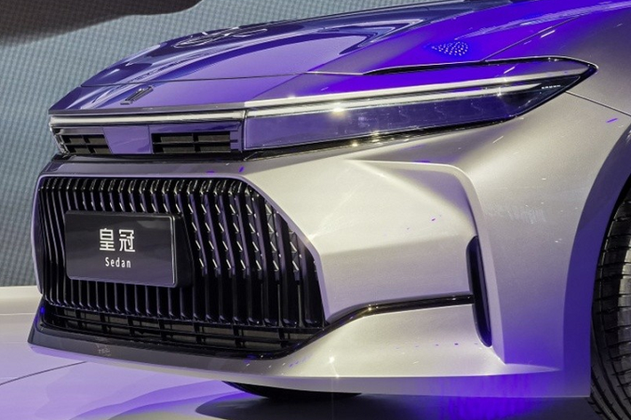 Bên sườn, Toyota Crown Sedan tại Trung Quốc vẫn sở hữu thiết kế mượt mà như thế hệ cũ. Trong đó, phần nóc dốc về phía sau, nối liền với cánh gió đuôi. Ngoài ra, xe còn có bộ vành hợp kim đa chấu với đường kính 20 inch và khe gió giả sau chắn bùn trước. Đằng sau, Toyota Crown Sedan được trang bị đèn hậu mỏng và nằm vắt ngang đuôi xe.