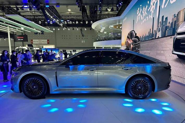 Bước vào bên trong Toyota Crown Crossover, người lái sẽ bắt gặp vô lăng 3 chấu, tích hợp phím chức năng, bảng đồng hồ kỹ thuật số và màn hình cảm ứng trung tâm đặt nổi trên mặt táp-lô. Bên dưới màn hình thông tin giải trí là cửa gió điều hòa trung tâm và các nút bấm cơ học.