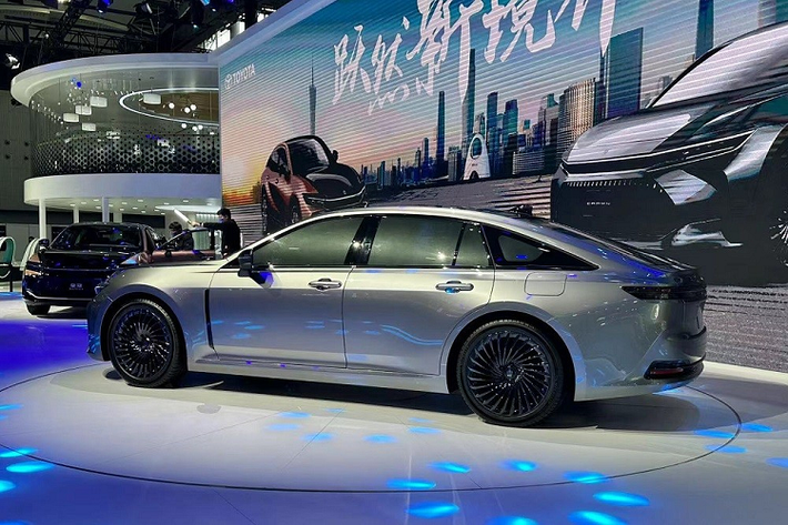 Phía trên đèn hậu là logo khá nhỏ của hãng Toyota trong khi đầu xe đi kèm logo hình vương miện đặc trưng của dòng xe Crown. Bên dưới đèn hậu là tem chữ nổi "Crown". Trong khi đó, cản sau tích hợp nẹp màu đen và đèn phản quang nằm ngang. Những chi tiết thiết kế này khiến phần đuôi xe trông rộng và bề thế hơn.