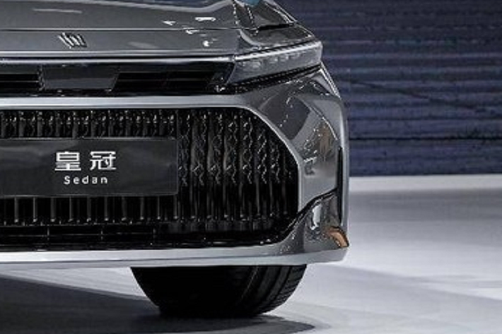Ở phiên bản dẫn động 4 bánh toàn thời gian AWD, xe có thêm mô-tơ điện eAxle mạnh 79,7 mã lực và 168 Nm trên cầu sau. Việc Toyota Crown Sedan xuất hiện trong triển lãm Ô tô Quảng Châu 2022 chứng tỏ mẫu xe này có thể sẽ được bán tại thị trường Trung Quốc trong tương lai.