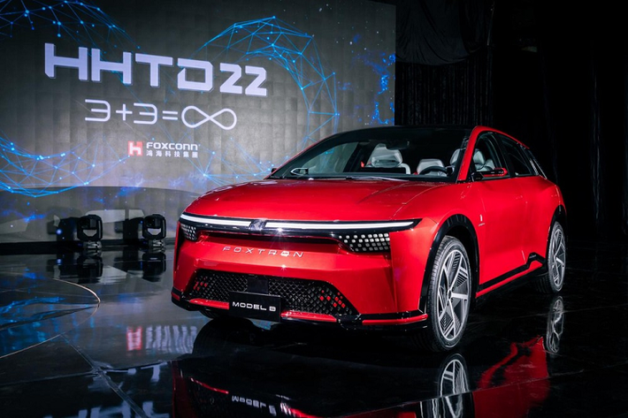 Foxtron Model B là mẫu xe crossover cỡ C tương tự Model E. Do đó, không có gì ngạc nhiên khi hai mẫu xe concept này sở hữu cùng ngôn ngữ thiết kế.